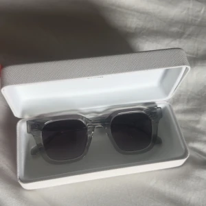 Chimi solglasögon  - Chini solglasögon i färgen grå. Modell 04, bra skick. Box medföljes. Nypris 1400