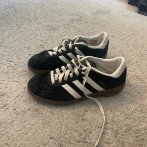 Adidas Spezial träningsskor - Använda men i relativt bra skick! Liten skada på ena skon (se bild)😊