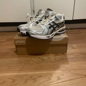 Asics Gel Kayano 14 - Fina Asics Gel Kayano i perfekt form aldrig använda! Skorna är i storlek 42,5 men kan passa 42 och 43. Box och tags ingår.