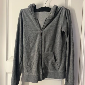 Grå hoodie med dragkedja och huva - Säljer en grå kofta från Cubus i storlek S