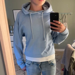 Ljusblå hoodie - Basic hoodie utan tryck
