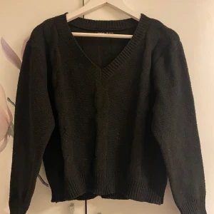 Svart stickad v-ringad tröja Shein - Bra skick.