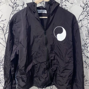 Our Legacy Running Jacket - Jackan har blivit använd en gång så den är så gott som ny utan defekter. Mycket limiterad vara (helt slutsåld) köpt på Our Legacys hemsida för 3500kr för ungefär ett år sedan.