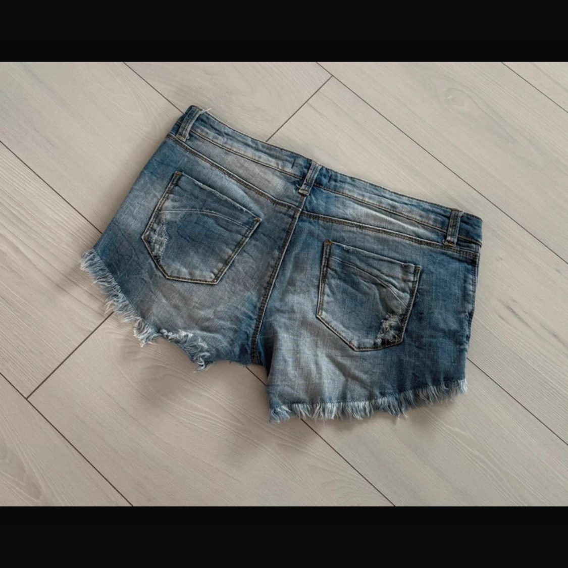 Blå slitna jeansshorts med fransar - 1