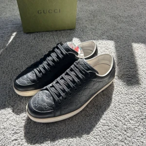 Gucci skor - •9/10 skick - nya✅ •Storlek - 42📏 •Inkluderat - skor, låda👟 •Fraktar - inom 24h📦