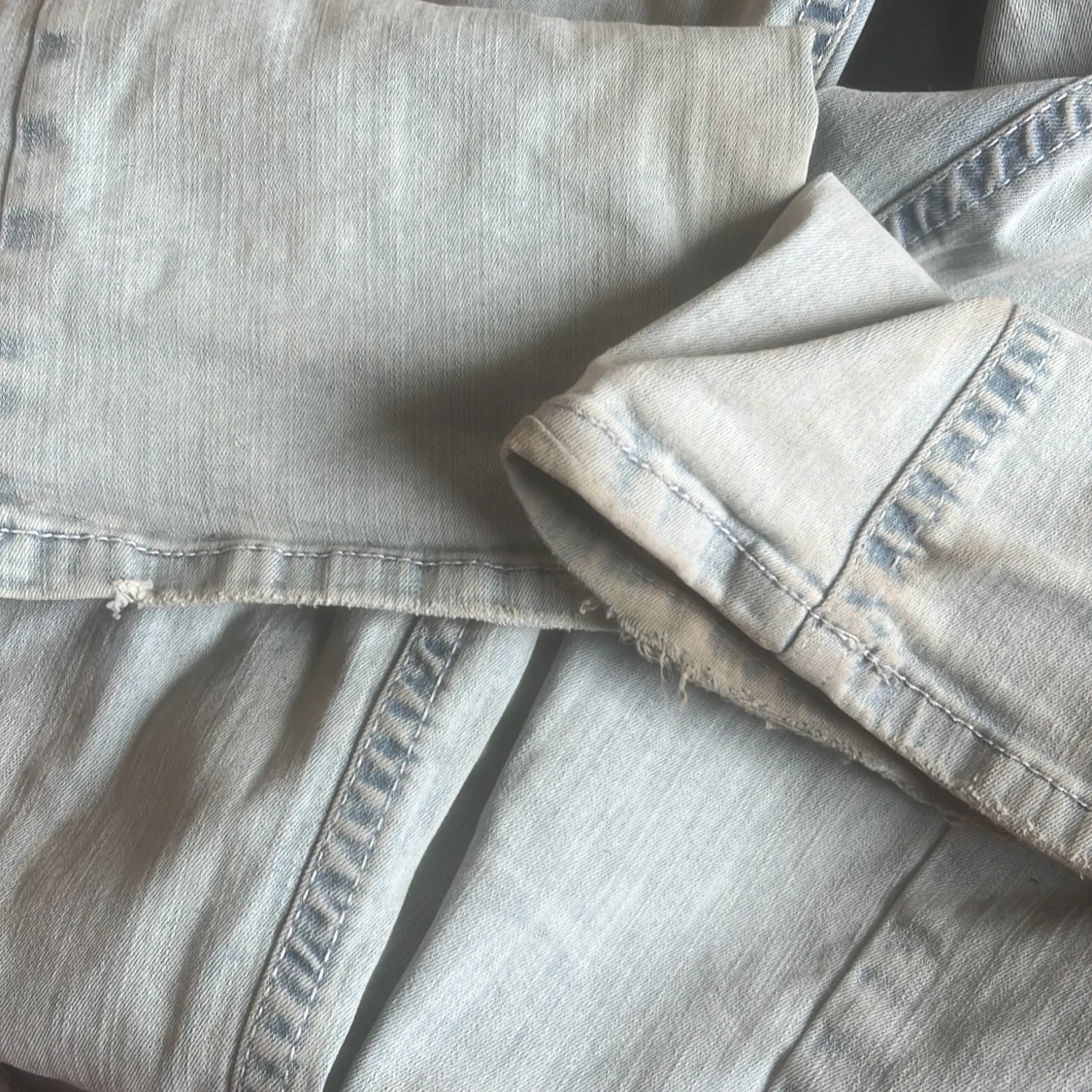 Ljusblå bootcut jeans med rosa detaljer - 1