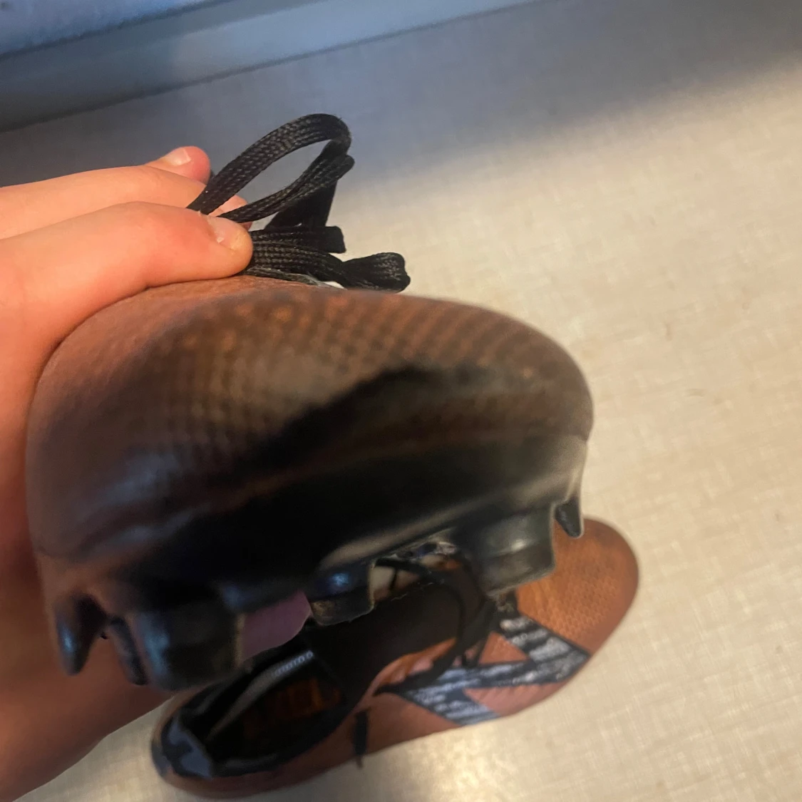 Bronsfärgade fotbollsskor med snörning - 3