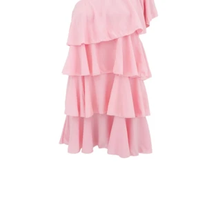 Rosa volangklänning💞 - Jag kollar intressent på denna supersöta rosa klänning med volang från Meet me there. Som tyvärr var för liten🥲endast testad och med prislappen kvar❤️går inte under 550, skriv vid intresse!