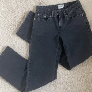 Svarta low rise jeans från 157 - Snygga lowrise svarta jeans från Lager 157 med raka ben i strl xxs i modellen ”lowrider”