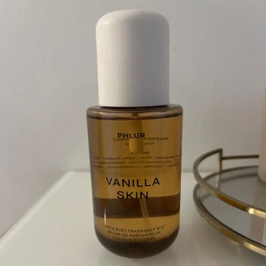 Phlur Vanilla Skin - Går ej att köpa till Sverige, köpte denna på SpaceNK i London. Super god doftar söt vanilj gräddglass men ändå ”hudliknande”. endast tagit några spray för att testa hållbarhet. Håller över 9h på hud och hela dagen i kläder! pris kan förhandlas!🍨🍯🫧