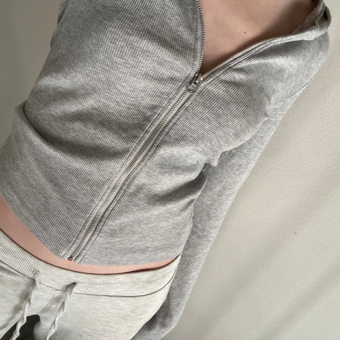 Grå ribbad zip hoodie - 3