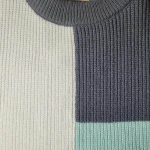 Mönstrad stickad tröja  - Den har suttit och samlat damm i garderoben då jag knappt anvä der den😅. Säljer för rinligt pris 