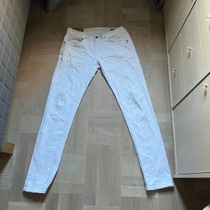 Dondup Jeans - Säljer ett par vita jeans från dondup. Jeansen är i storlek 33 men sitter mer som 32. Skriv vid funderingar!