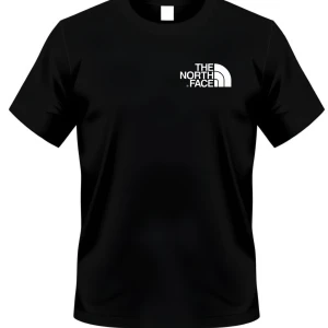 Svart t-shirt från The North Face - Snygg svart t-shirt från The North Face med klassisk vit logga på bröstet. Enkel och stilren design med rund hals och korta ärmar. Perfekt för dig som gillar streetwear och vill ha en ikonisk look.