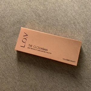 L.O.V The GLOWrious highlighterpalett - Säljer en L.O.V The GLOWrious Deep Metallic Highlighting Palette med tre skimrande nyanser: guld, champagne och koppar. Paletten har en snygg roséguldig förpackning och inkluderar spegel. Perfekt för att skapa glow med metallic finish.