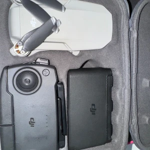 DJI Drönare - DJI Mavic Mini är en lätt, bärbar och nybörjarvänlig drönare som levererar stabil video i hög kvalitet (2.7K), lång flygtid (ca 30 min), och räckvidd på upp till 4 km – allt under 250 g vilket ofta underlättar regelverk och registrering. Det är ett utmärkt val för dig som vill filma från luften utan att bli överväldigad av avancerade funktioner eller hög vikt. Enda kompromissen är avsaknaden av 4K, sensorer för hinderundvikande och avancerade spårfunktioner