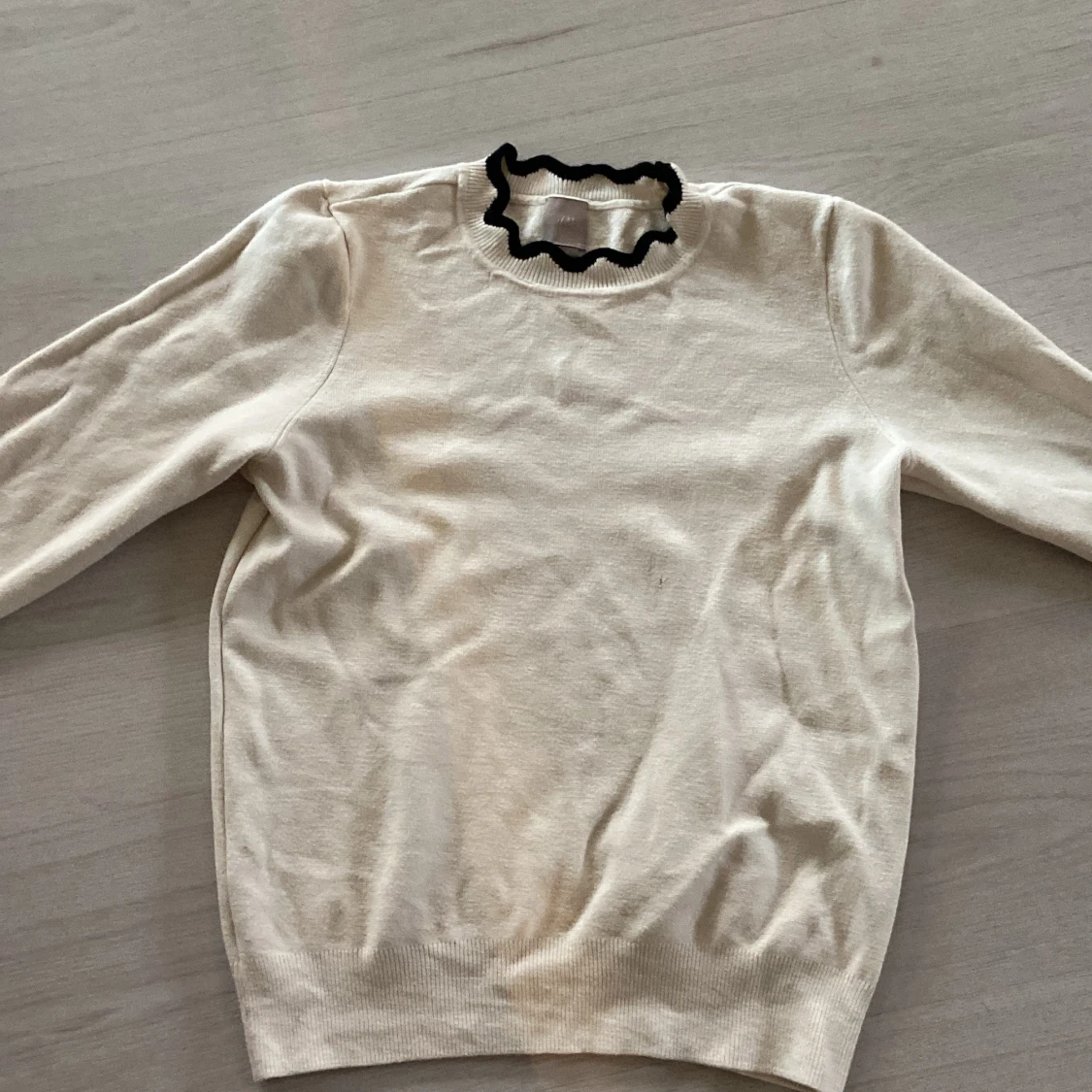 Vit tröja med volangkrage från H&M