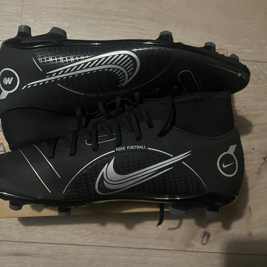 Svarta Nike fotbollsskor med silverdetaljer - 1
