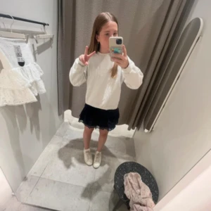 Vit sweatshirt Venice - Vit sweatshirt från Gina med broderad logga framtill. Tröjan har rund halsringning, långa ärmar och en relaxed fit som är perfekt för en chill look. Mjuk bomullskänsla och enkel att matcha med allt. Med text : venice