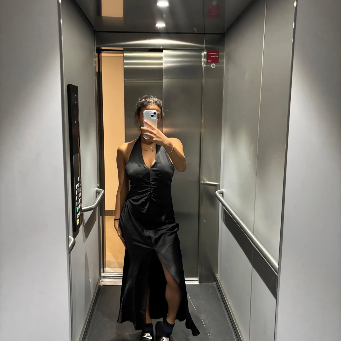 Svart långklänning med slits  - 2