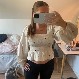 Vit blus -  en jättesöt blus med hjärtan på💕💕jag vet tyvärr inte vart blusen är från då lapparna är avklippta. Tröjan är liten i storlek och därför är den i M, jag brukar normalt ha xs i tröjor, tveka inte med att skriva om du har några frågor eller är intresserad💕