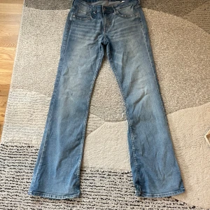 Lågmidjade bootcut jeans hm  - Lappen är bortklippt men gissar på att de är storlek 40!