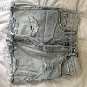 Levi's ljusblå jeanskjol  - Ljusblå jeanskjol från Levi’s. Perfekta för sommardagar eller sommarkvällar💞