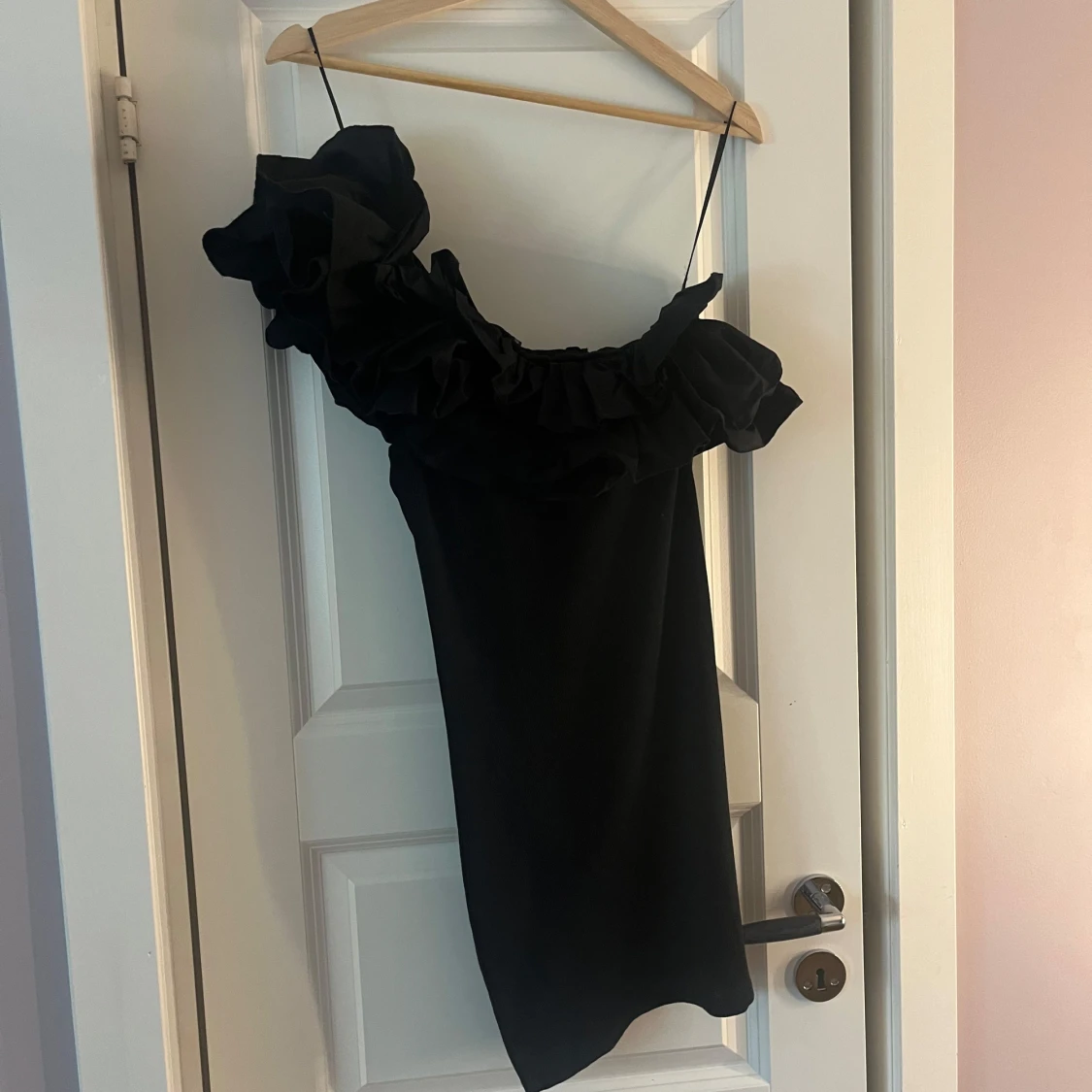 Svart kort klänning från Zara