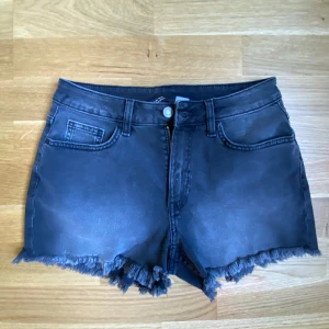 Svarta jeansshorts med fransig kant - Aldrig använda, midjemått 37x2 cm