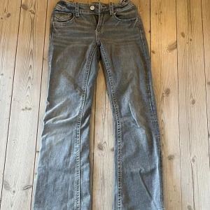 grå bootcut jeans - snygga grå jeans från gina tricot med bootcut passform, perfekta nu till hösten, sparsamt använda och gott som nya🫶🏼🫶🏼