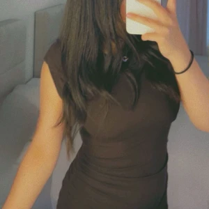 Vivalla - En lång brun klänning 👗. Använd en gång