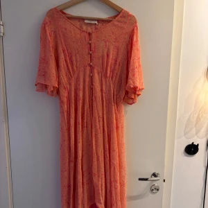 Aprikosfärgad klänning - Helt ny och oanvänd aprikosfärgad klänning i strl 40 från Cream med prislappen kvar🙌🏻 Nypris 1200kr, den medföljer även en rosa underklänning (se sista bild)