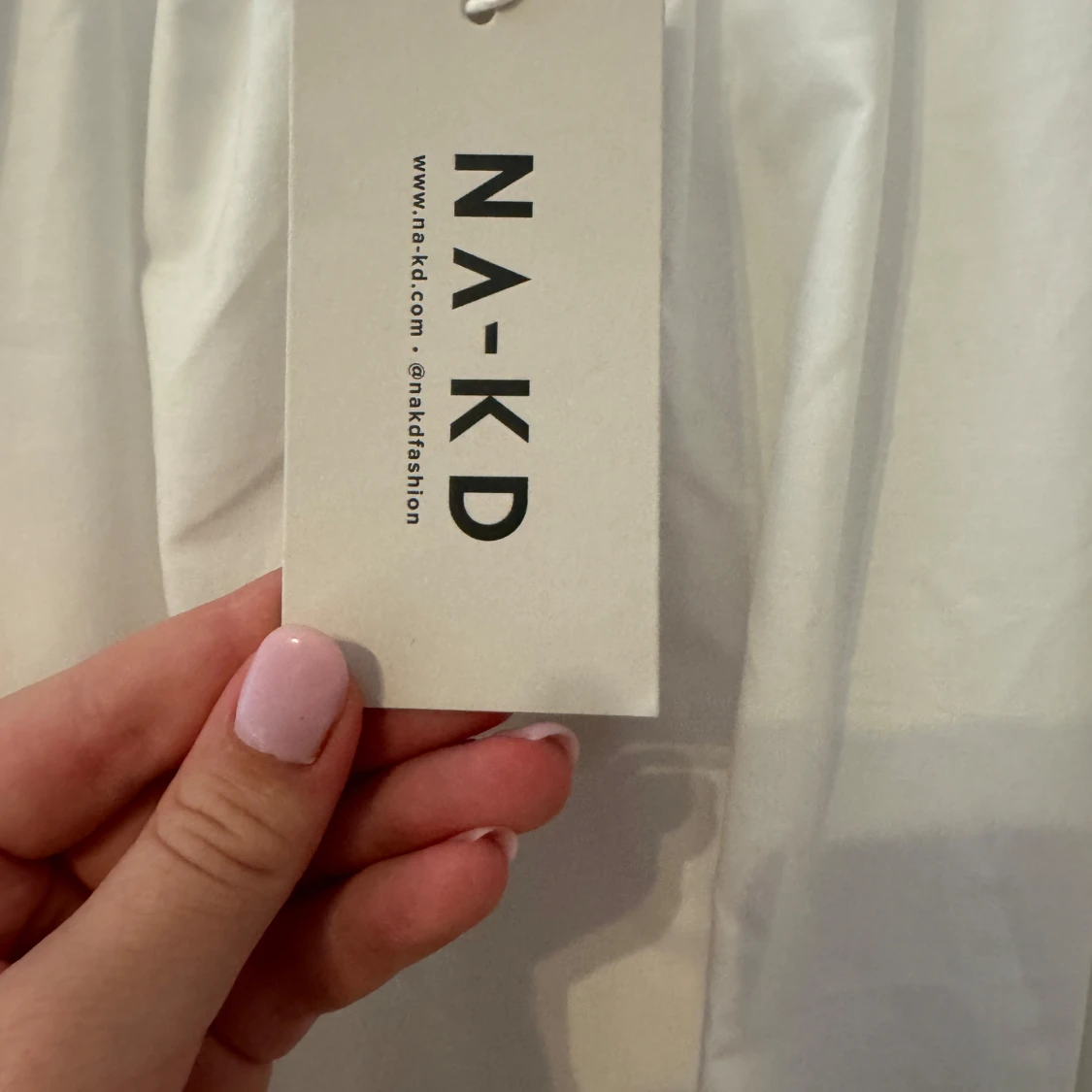 Vit flowy klänning från NA-KD - 2