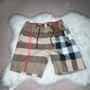 Butberry shorts beige - Snygga shorts från Burberry med klassiskt rutigt mönster i beige, blått, svart, vitt och rött. passar folk 160-173