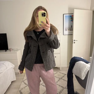 Rutig jacka  - Super snygg som passar perfekt nu till hösten eller kommande vår!!💕
