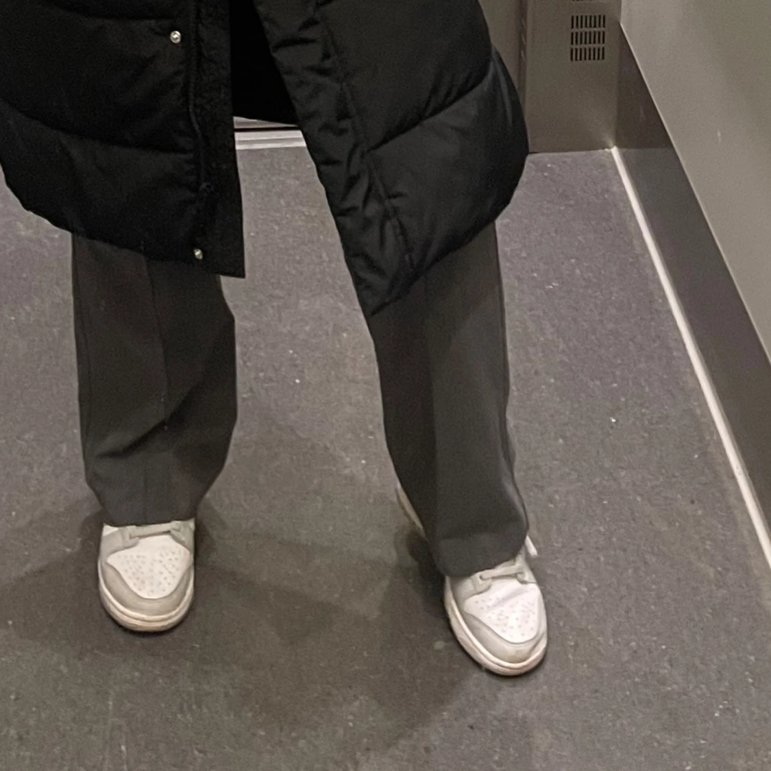 Nike Dunk Low i ljusgrått och vitt - 3