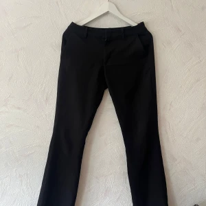 Svarta kostymbyxor - Svarta midwaist kostymbyxor ifrån Bik bok i storlek 36 (s) Använd ett par gånger men i bra stick original pris 499