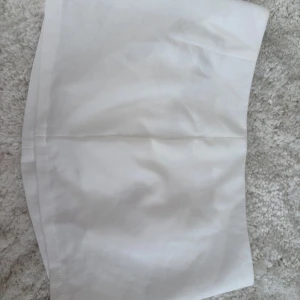 Vit kjol med inbyggda shorts  - Säljer denna fina vita kjol med inbyggda shorts från SHEIN. Den är väldigt kort, iallafall på mig. Men den har  inbyggda shorts🤍🤍
