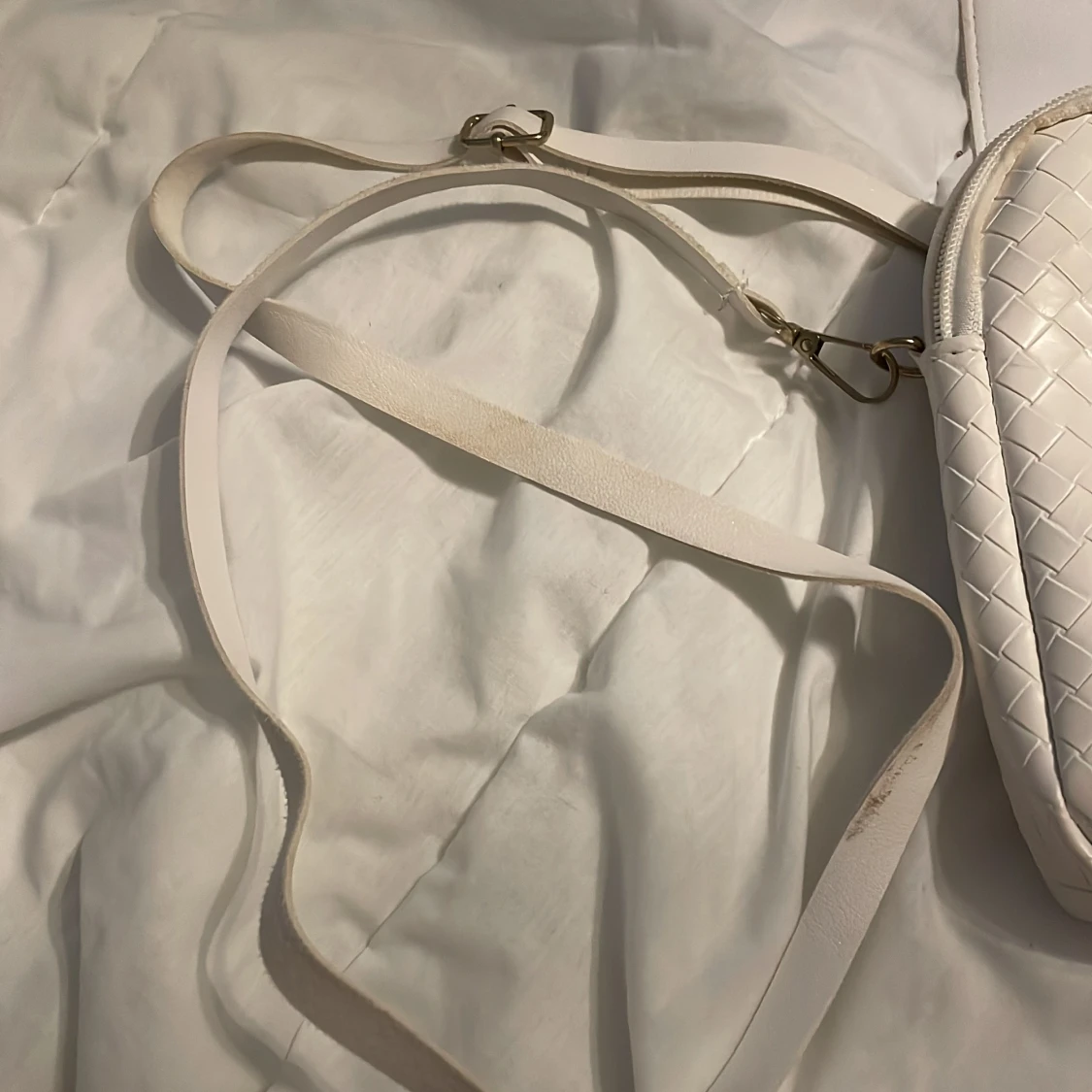 Vit axelväska med pärldetaljer - 2