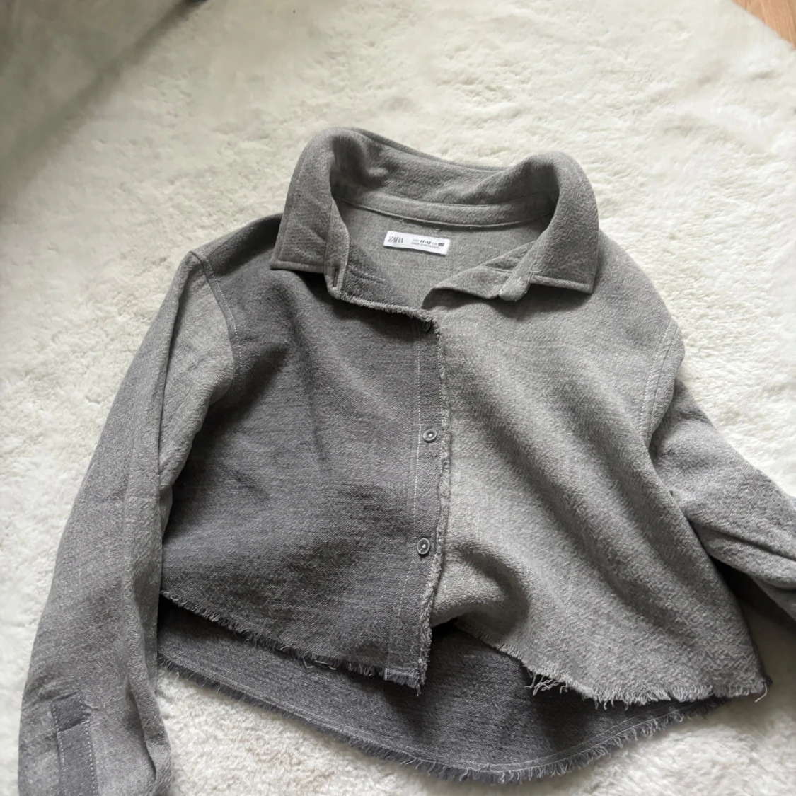 Grå croppad skjorta från Zara