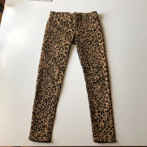 Leopardmönstrade skinny jeans Levi's - Leopardmönstrade skinny jeans från Levi's i beige och svart. Byxorna har klassisk femficksdesign, normal midja och smal passform. Materialet är bomull med stretch för extra komfort. Perfekta för dig som vill sticka ut med en djärv look. I storlek 140cm