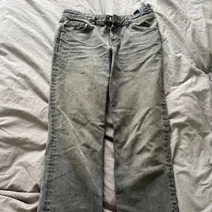 Lowwaist jeans  - Lågmidjade jeans från Zara, jätte fint skick. Säljer då de var lite för små för mig.💗