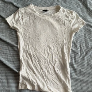 T-shirt - Jätte fin figurnära T-shirt från Gina Tricot. Storlek XS men stretchig. Nyskick. Pris är diskuterbart och hör av dig om det är något! 