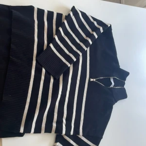 Randig stickad tröja från Zara - Snygg stickad tröja från Zara i svart med vita ränder. Knappt använd alls