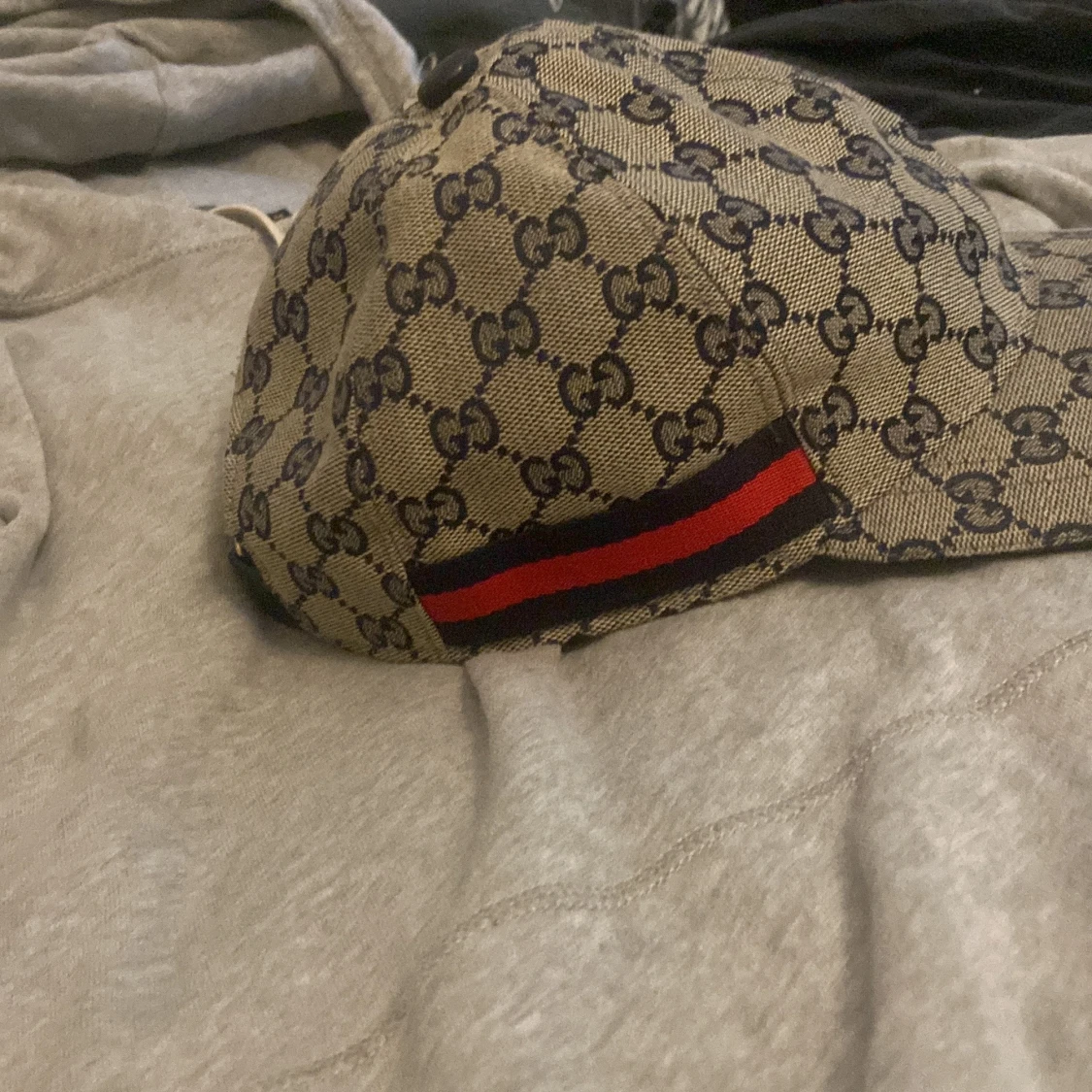 Gucci keps med GG-mönster och röd-blå rand - 2