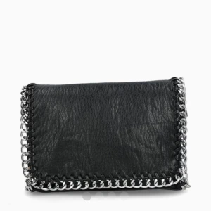 Svart kuvertväska med kedjedetaljer - Cool svart kuvertväska i skinn med grova silverfärgade kedjor längs kanterna. Väskan har en dragkedja upptill och en stilren, boho look som passar perfekt till en trendig outfit. Den kan ha små defekter men inget jag märkt av!