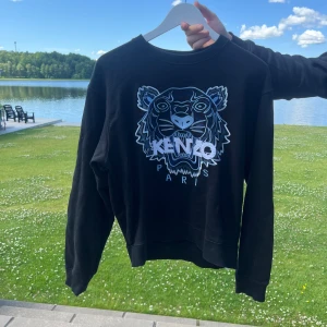 Svart Kenzo sweatshirt - Svart Kenzo sweatshirt, använd fåtal gånger. Storlek M, men liten i storlek så skulle säga att den är en XS/S. 