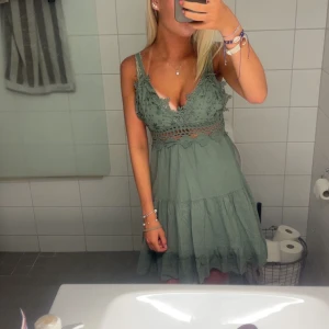 grön kort broderad klänning - jättesöt grön kort sommarklänning me broderiet på bysten och spets under, perfekt utomlands eller hemma o den har prislapp o allt kvar eftersom jag köpte den förra veckan på cypern