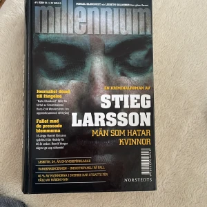 Män som hatar kvinnor - En spännande och mörk deckare där journalisten Mikael Blomkvist och den coola hackern Lisbeth Salander gräver i gamla hemligheter. Perfekt för dig som gillar mysterier, starka karaktärer och nervkittlande berättelser.