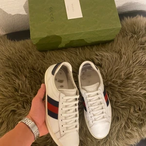 Gucci ace skor  - Gucci ace skor| storlek:40,5| pris: 2199kr| skick: 9/10| Hör av dig vid minsta lilla fundering eller fråga| 